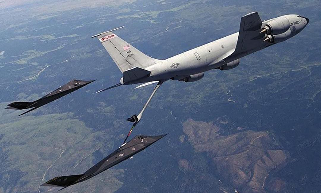 Trung tá Hainline rời không phận Nam Tư để hội quân với máy bay tiếp dầu, nhưng chiếc F-117A còn lại không xuất hiện theo kế hoạch.