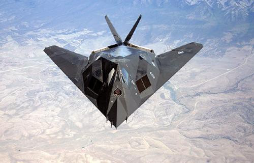 Lockheed F-117A "Chim ưng đêm" là chiếc máy bay được thiết kế hoàn toàn theo công nghệ tàng hình đầu tiên trên thế giới. Kể từ khi ra đời, máy bay tàng hình F-117A trở thành nỗi khiếp sợ cho hệ thống phòng không đối phương.