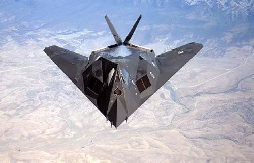 Lockheed F-117A "Chim ưng đêm" là chiếc máy bay được thiết kế hoàn toàn theo công nghệ tàng hình đầu tiên trên thế giới. Kể từ khi ra đời, máy bay tàng hình F-117A trở thành nỗi khiếp sợ cho hệ thống phòng không đối phương.