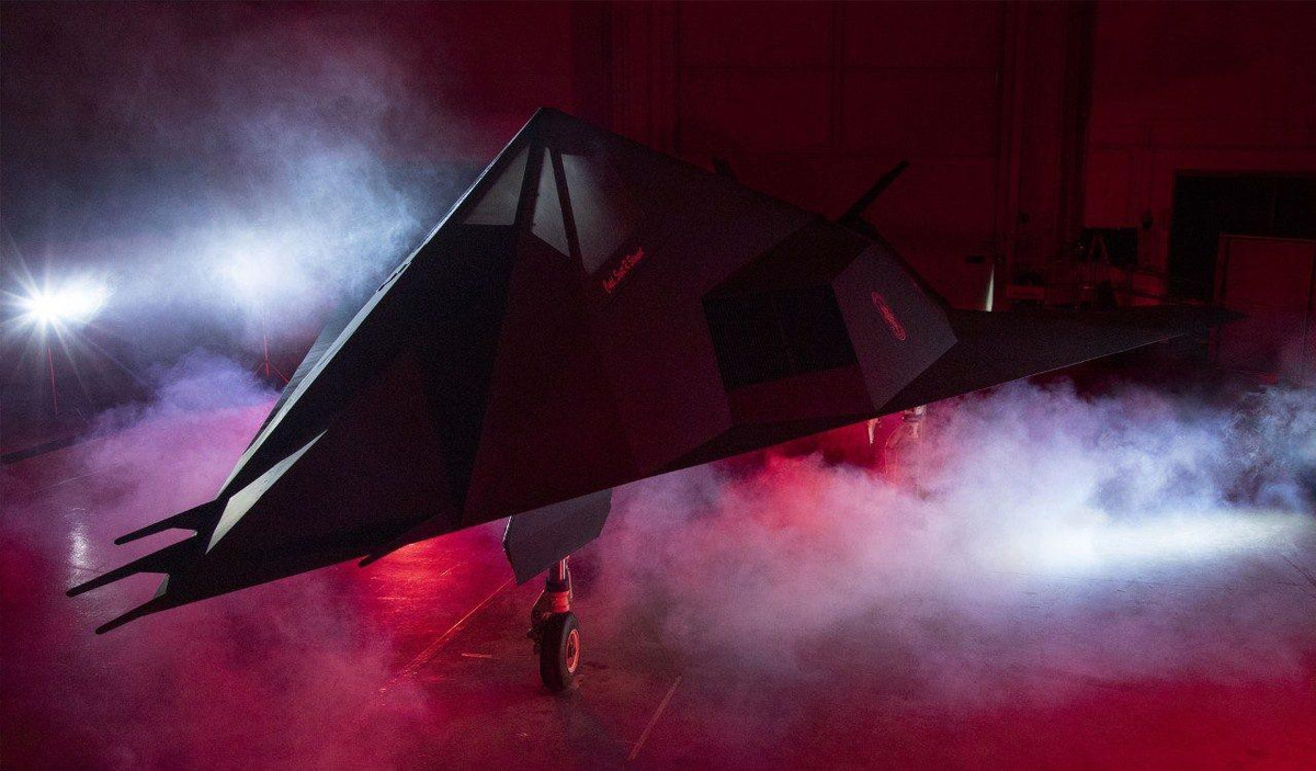 Mỗi chiếc F-117A Nighthawk chỉ mang được hai quả bom dẫn đường laser ở trong thân và thường dùng chúng để công kích một mục tiêu. Trong các chiến dịch của Mỹ và NATO, những mục tiêu được nhắm tới gồm cơ sở thông tin liên lạc, bao gồm cả đài vô tuyến, cũng như cầu, nhà máy, công trình có mục tiêu giá trị cao và cơ sở dầu khí.