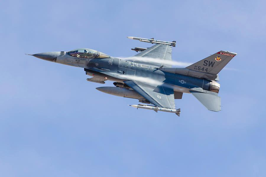 Phi cơ nhanh chóng mất độ cao ngay khi vừa tiếp dầu, khiến Hainline và tổ lái KC-135 ngỡ ngàng. Ông yêu cầu tổ bay thả cánh tà để giảm tốc độ, cho phép chiếc Nighthawk còn lại tiếp cận. Nó nạp đủ thùng dầu sau đó và biên đội F-117A bắt đầu trở về căn cứ.