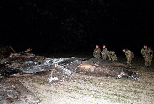 Quân đội Nam Tư khi đó biên chế nhiều đơn vị tên lửa phòng không S-75 Dvina và S-125 Pechora được sản xuất từ thập niên 1960, cùng một số tổ hợp 2K12 Kub mới hơn và tiêm kích hạng nhẹ MiG-29. Đây được coi là mối đe dọa mức trung bình với máy bay phương Tây, buộc không quân các nước NATO phải hoạt động ở độ cao lớn và có máy bay tác chiến điện tử EA-6B Prowler hộ tống.