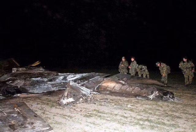 Quân đội Nam Tư khi đó biên chế nhiều đơn vị tên lửa phòng không S-75 Dvina và S-125 Pechora được sản xuất từ thập niên 1960, cùng một số tổ hợp 2K12 Kub mới hơn và tiêm kích hạng nhẹ MiG-29. Đây được coi là mối đe dọa mức trung bình với máy bay phương Tây, buộc không quân các nước NATO phải hoạt động ở độ cao lớn và có máy bay tác chiến điện tử EA-6B Prowler hộ tống.