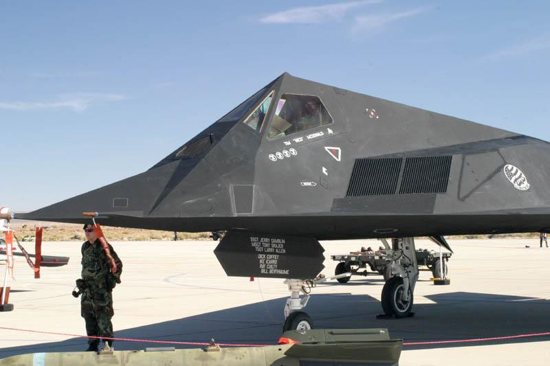 Máy bay F-117A luôn làm nhiệm vụ với sự hỗ trợ của phi cơ tác chiến điện tử như EF-111 Raven và EA-6B Prowlers.