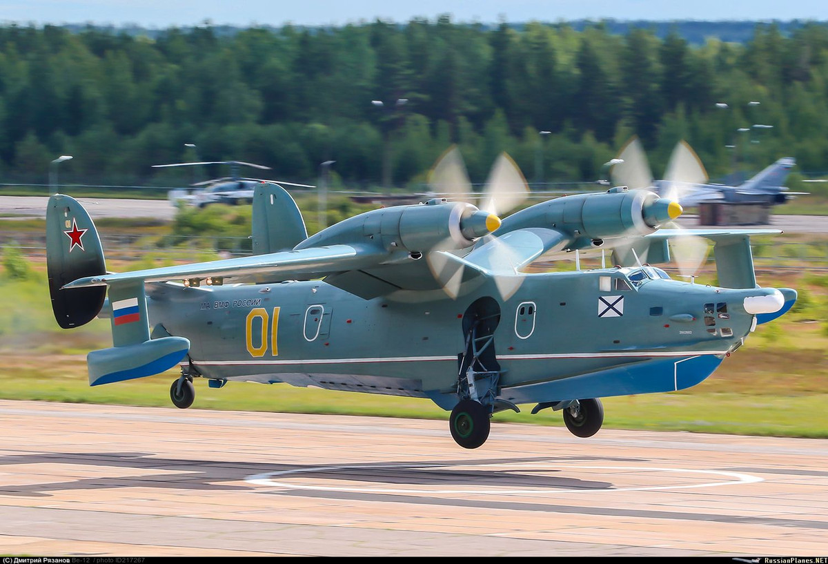 Thiết kế nguyên thủy của Beriev Be-12 yêu cầu phi hành đoàn 4 người, máy bay dài 30 mét, cao gần 8 mét, sải cánh rộng 29,8 mét và có trọng lượng rỗ 24 tấn.