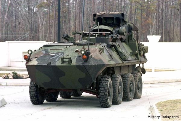 Tổng trọng lượng chiến đấu của xe thiết giáp chống tăng LAV-AT ở mức 12.260 kg, trang bị động cơ diesel công suất 275 mã lực, tốc độ tối đa là 100 km/h, dự trữ nhiên liệu cung cấp tầm hoạt động 660 km.