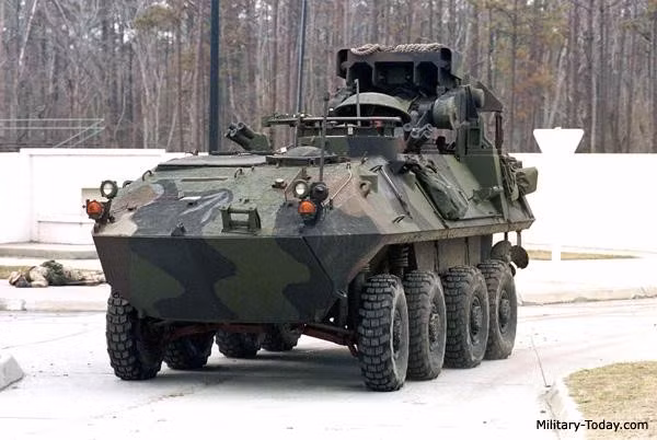 Tổng trọng lượng chiến đấu của xe thiết giáp chống tăng LAV-AT ở mức 12.260 kg, trang bị động cơ diesel công suất 275 mã lực, tốc độ tối đa là 100 km/h, dự trữ nhiên liệu cung cấp tầm hoạt động 660 km.