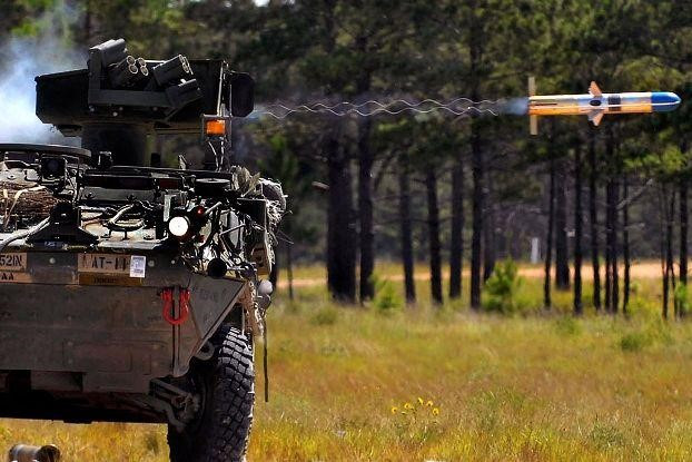 Với vận tốc tương đối thấp (chỉ khoảng hơn 200 m/s) của tên lửa TOW-2, nếu bị xe tăng đối phương phản kích bằng đạn xuyên cao tốc (vận tốc khoảng 1.800 m/s) thì kíp chiến đấu của LAV-AT sẽ không thể chống đỡ.