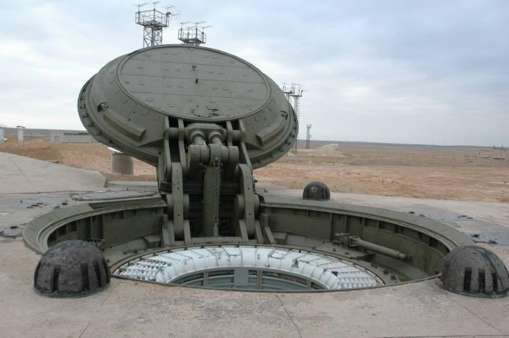 Tháng 11/1984, tên lửa UR-100UTTKh mang đầu đạn phát tín hiệu được phóng từ Polotsk và truyền lệnh tới hầm chứa tên lửa đạn đạo RS-20 (SS-18 Satan) ở Baikonur. Quả RS-20 này đánh trúng trúng mục tiêu ở trường bắn Kura, trên bán đảo Kamchatka.