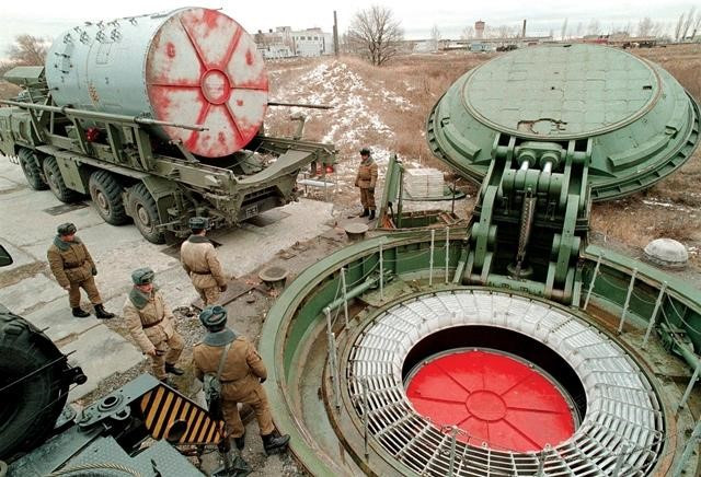 Nếu không nhận lệnh hủy báo động trong thời gian nhất định (đồng nghĩa với sở chỉ huy đã bị phá hủy) tên lửa sẽ được phóng đi. Điều này giúp loại bỏ yếu tố con người và bảo đảm có đòn giáng trả hạt nhân ngay cả khi các phân đội điều khiển, phóng tên lửa bị tiêu diệt hoàn toàn.