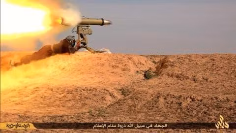 Tên lửa Kornet có trọng lượng 27 kg, chiều dài 1.200 mm, đường kính thân 152 mm, sải cánh 460 mm, mang theo đầu đạn trọng lượng 7 kg với liều nổ kép, cho khả năng xuyên phá 1.300 thép đồng nhất sau giáp phản ứng nổ.