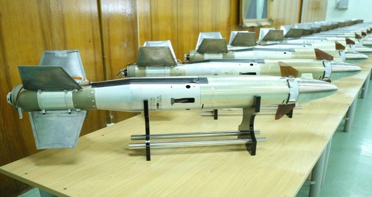 Kornet sử dụng hệ thống điều khiển SACLOS (bán tự động bằng cách bám theo chùm tia laser), tia laser sẽ được chiếu vào đối tượng và xạ thủ phải giữ đường ngắm liên tục để cảm biến phía sau lái tên lửa đến mục tiêu.