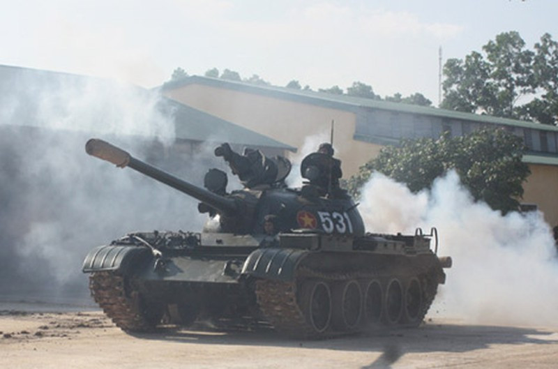 Về cơ bản, xe tăng T-54/55 và Type 59 không có quá nhiều khác biệt, hiện tại chúng ta đang có trong tay hàng nghìn xe tăng chủ lực chiến trường loại này. Nguồn ảnh: QPVN.