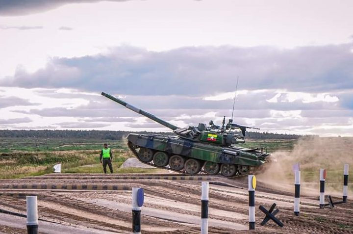 Lực lượng thiết giáp của Myanmar có quân số khoảng 600 chiếc xe tăng chủ lực các loại, khoảng 1.700 phương tiện thiếp giáp, hơn 1.800 khẩu pháo kéo và khoảng 40 khẩu pháo tự hành.