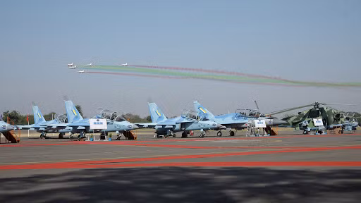 Không quân Myanmar hiện đang có tổng cộng 287 máy bay các loại, trong đó có 60 chiến đấu cơ, 27 máy bay vận tải và khoảng 88 máy bay huấn luyện.