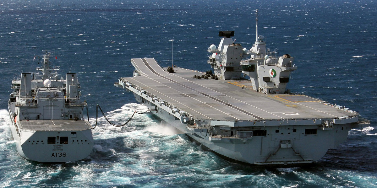 Do chỉ mang theo tối đa 64 máy bay, trực thăng các loại, tàu sân bay này của Anh cũng chỉ sở hữu hai thang máy để đưa máy bay và vũ khí từ trong khoang chứa lên đường băng.