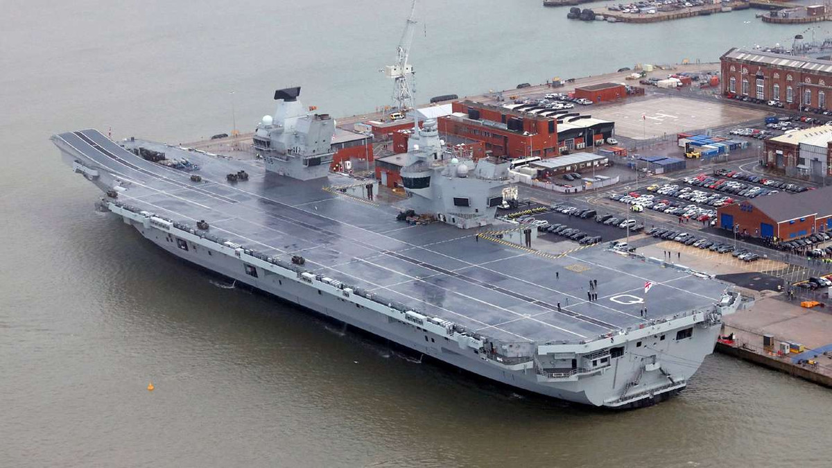 Đầu tháng một vừa rồi, Hải quân Hoàng gia Anh cũng thông báo hàng không mẫu hạm hiện đại nhất của nước này, chiếc HMS Queen Elizabeth sẽ sớm được triển khai tác chiến và đang trong trạng thái sẵn sàng.