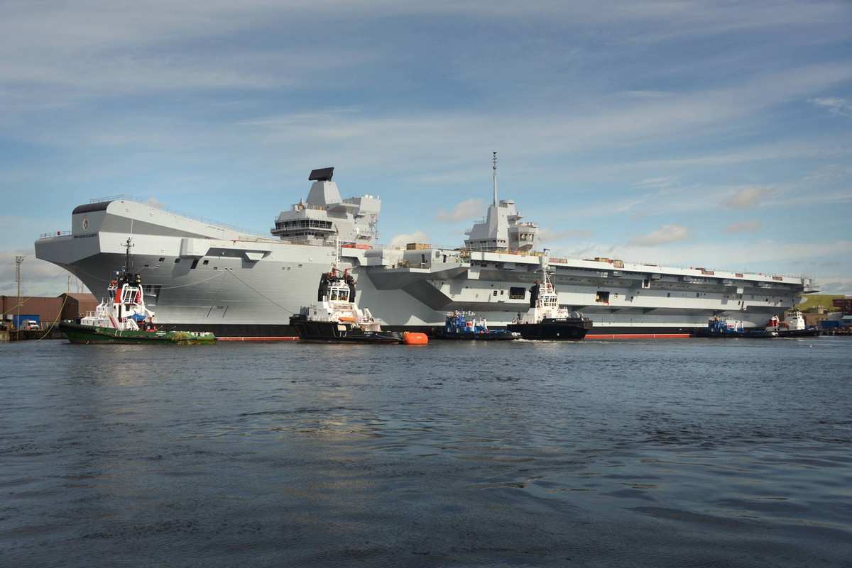 Điểm đặc biệt của tàu sân bay HMS Queen Elizabeth so với các loại tàu sân bay khác hiện nay đó là nó có tới hai đảo thượng tầng.
