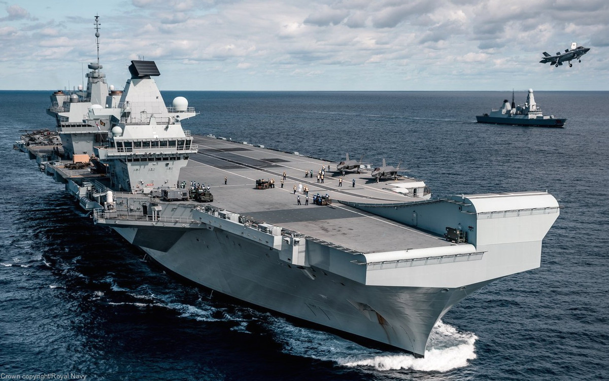 Hàng không mẫu hạm HMS Queen Elizabeth cũng không phải tàu sân bay nguyên tử, nó chỉ sở hữu động cơ đẩy thông thường, tầm hoạt động tối đa khoảng 19.000 km.