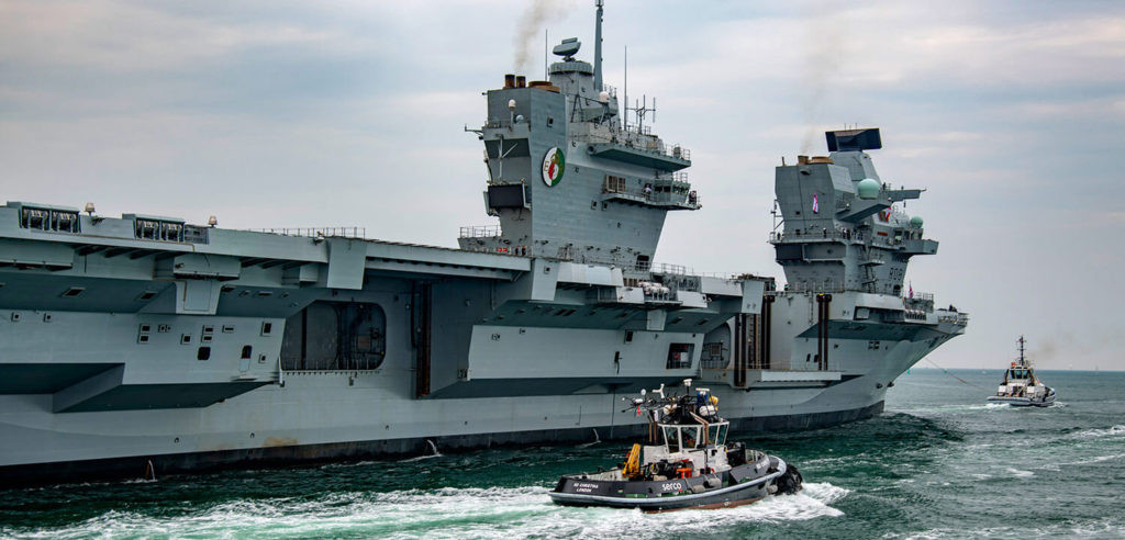 Tàu có khả năng mang theo tối đa 36 máy bay tiêm kích cùng với 14 loại trực thăng khác. Tuy nhiên trong tương lai, HMS Queen Elizabeth sẽ sớm được cải biên để mang theo được tổng cộng 64 máy bay, trực thăng các loại.