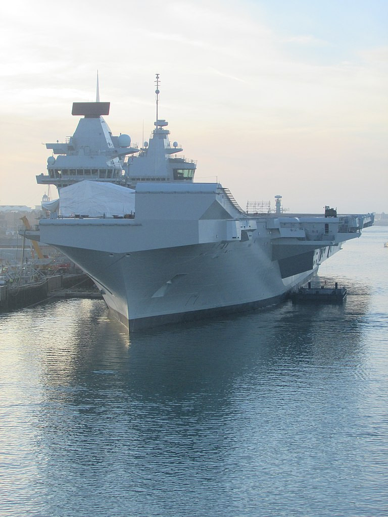 Đây được đánh giá là thiết kế có phần cũ nhưng lại rất an toàn, không đòi hỏi công nghệ đóng tàu quá cao, phù hợp với một quốc gia "đã lâu lắm rồi" mới tự đóng tàu sân bay như Anh.