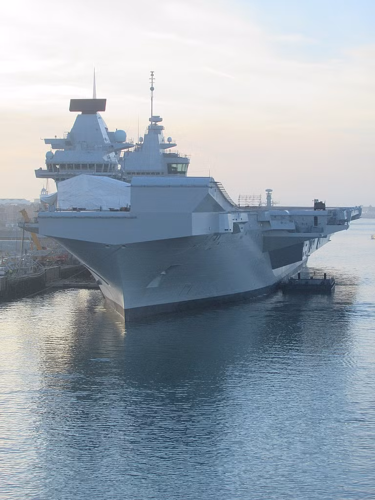 Đây được đánh giá là thiết kế có phần cũ nhưng lại rất an toàn, không đòi hỏi công nghệ đóng tàu quá cao, phù hợp với một quốc gia "đã lâu lắm rồi" mới tự đóng tàu sân bay như Anh.