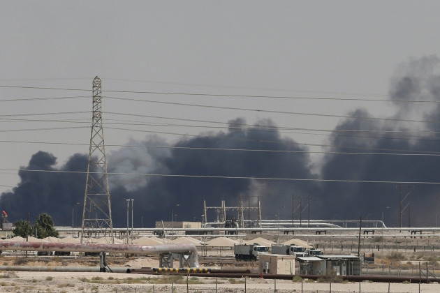 Các tên lửa đạn đạo của Iran vừa tấn công vào một trong những nhà máy lọc dầu lớn nhất của Saudi Arabia, gây ra vụ cháy lớn khủng khiếp ở khu vực này.