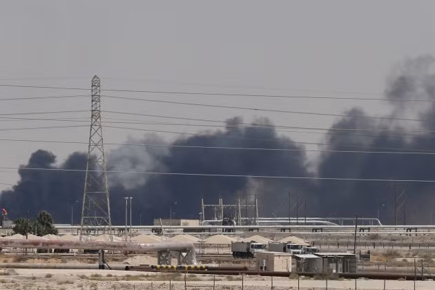 Các tên lửa đạn đạo của Iran vừa tấn công vào một trong những nhà máy lọc dầu lớn nhất của Saudi Arabia, gây ra vụ cháy lớn khủng khiếp ở khu vực này.