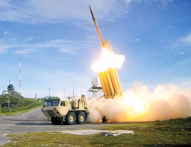 THAAD được quảng cáo là có hiệu suất đánh chặn rất cao, độ cao tối đa mà nó có thể triệt hạ mục tiêu bay của đối phương lên tới 150 km, tầm bắn tối đa hơn 200 km.