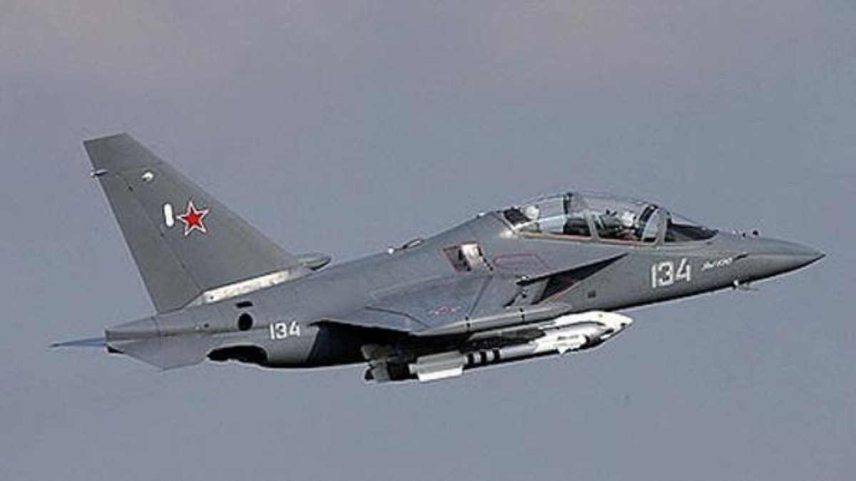 Đồng thời với sự hiện diện của Yak-130, phần lớn yêu cầu bay chống giãn cách dành cho phi công sẽ được chuyển giao cho chúng để tiết kiệm chi phí, thay vì phải sử dụng tiêm kích đích thực như chiến đấu cơ hạng nặng Su-33 hay Su-30SM.