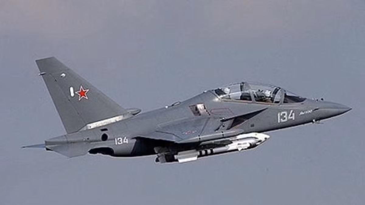 Đồng thời với sự hiện diện của Yak-130, phần lớn yêu cầu bay chống giãn cách dành cho phi công sẽ được chuyển giao cho chúng để tiết kiệm chi phí, thay vì phải sử dụng tiêm kích đích thực như chiến đấu cơ hạng nặng Su-33 hay Su-30SM.