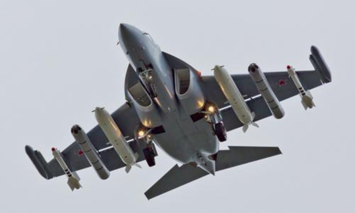 Tại một số quốc gia trên thế giới, Yak-130 thậm chí còn vượt ra ngoài chức năng của một máy bay huấn luyện đơn thuần, khi được giao vai trò cường kích tấn công mặt đất và cả tiêm kích đối không.