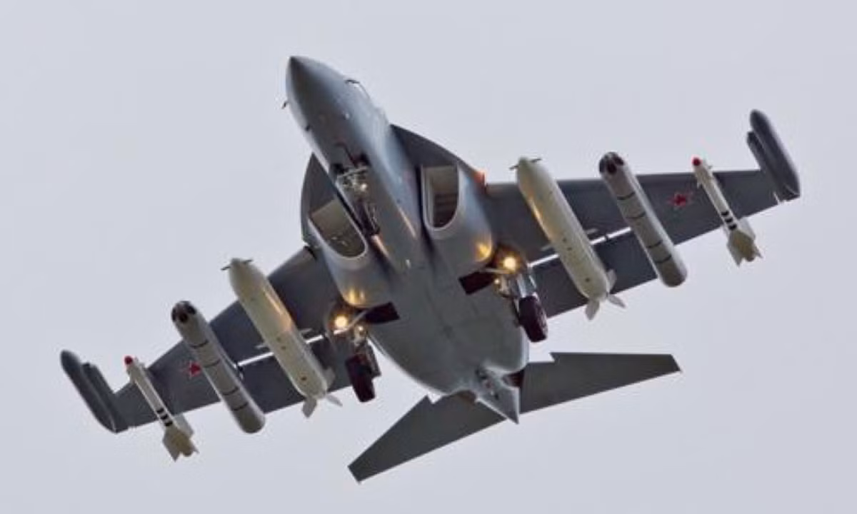 Tại một số quốc gia trên thế giới, Yak-130 thậm chí còn vượt ra ngoài chức năng của một máy bay huấn luyện đơn thuần, khi được giao vai trò cường kích tấn công mặt đất và cả tiêm kích đối không.