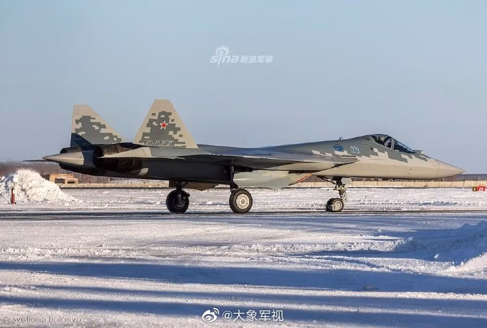 Nếu như Chengdu J-20 của Trung Quốc không thể sản xuất hàng loạt với tốc độ cao do không thể tự chủ được động cơ thì ở chiều hướng ngược lại, chiến đấu cơ Su-57 lại gặp phải vấn đề về giá thành.