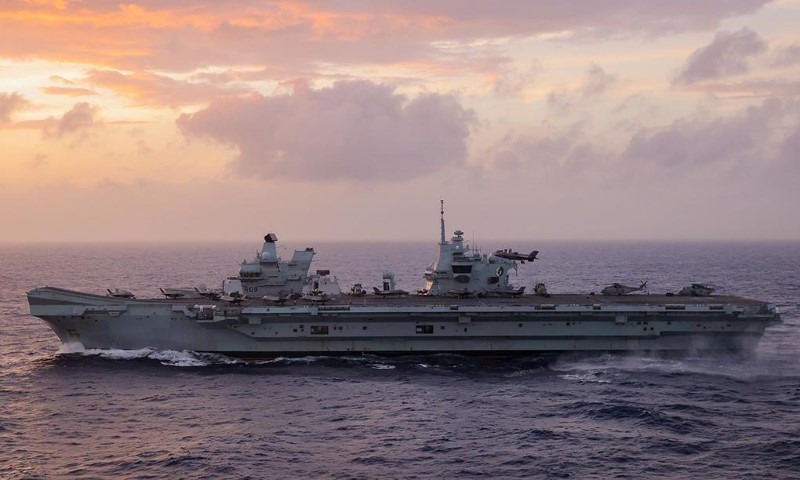 Sau khi đi qua Biển Đông hồi đầu tháng 8, tàu sân bay HMS Queen Elizabeth đang thăm cảng tại đảo Guam của Mỹ, trong khi một số chiến hạm hộ tống đã tới các căn cứ hải quân của Nhật Bản.