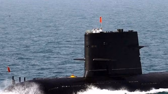 "Như một biện pháp phòng thủ cần thiết, nhiều khả năng quân đội Trung Quốc (PLA) đã sử dụng nhóm tác chiến tàu sân bay Queen Elizabeth làm mục tiêu giả định", một chuyên gia giấu tên nói với tờ Thời Báo Hoàn Cầu.