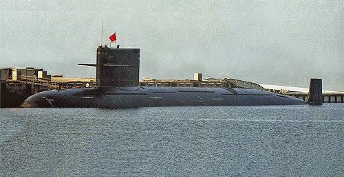 Type 093 có lượng giãn nước khi lặn 7.000 tấn, dài 110m, rộng 11m, thủy thủ đoàn khoảng 100 người. Con tàu được cho là có khả năng lặn sâu 400m, dự trữ hành trình 80 ngày.