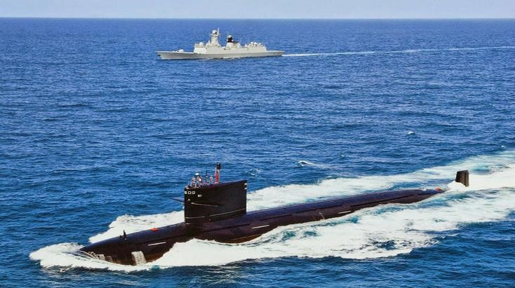 Chuyên gia này cho rằng việc tàu ngầm Trung Quốc lộ diện là hành động "cố tình bộc lộ mình" sau khi hoàn thành nhiệm vụ, nhằm "gửi tín hiệu cảnh báo tới nhóm tàu sân bay Anh".