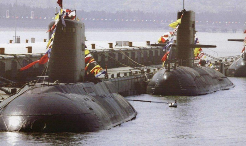 Về mặt hỏa lực, Type 093 được trang bị 6 ống phóng ngư lôi 533mm và 650mm cho phép phóng mọi loại ngư lôi cũng như tên lửa chống hạm và cả ten lửa hành trình đối đất.