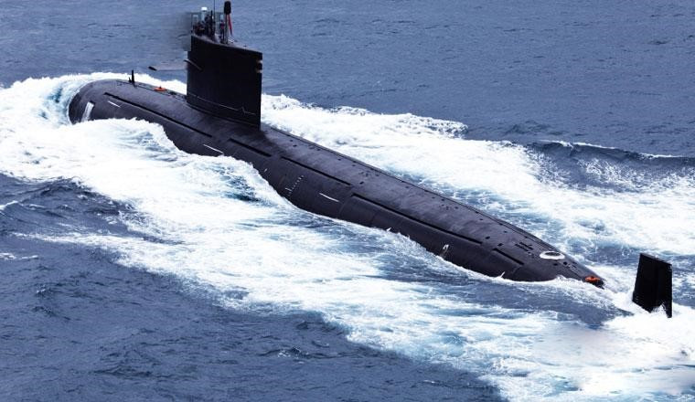 Ngay sau đó, tờ Thời Báo Hoàn Cầu của Trung Quốc, đăng bài viết dẫn lời các chuyên gia giấu tên bác bỏ thông tin cho rằng ba tàu ngầm hạt nhân Type-093 Trung Quốc đã bị nhóm chiến hạm Anh phát hiện mà không hề hay biết.