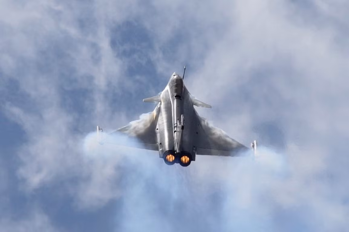 Hợp đồng mua 36 tiêm kích Rafale giữa Pháp và Ấn Độ có giá trị lớn kỷ lục, lên tới 7,8 Euro tương đương với khoảng gần 9 tỷ USD. Mức giá cao vô lý của những chiến đấu cơ Rafale, đã khiến giới quan sát phải nghi ngờ rằng, có nhiều ẩn tình đằng sau thương vụ tỷ USD này. Nguồn ảnh: Pinterest.