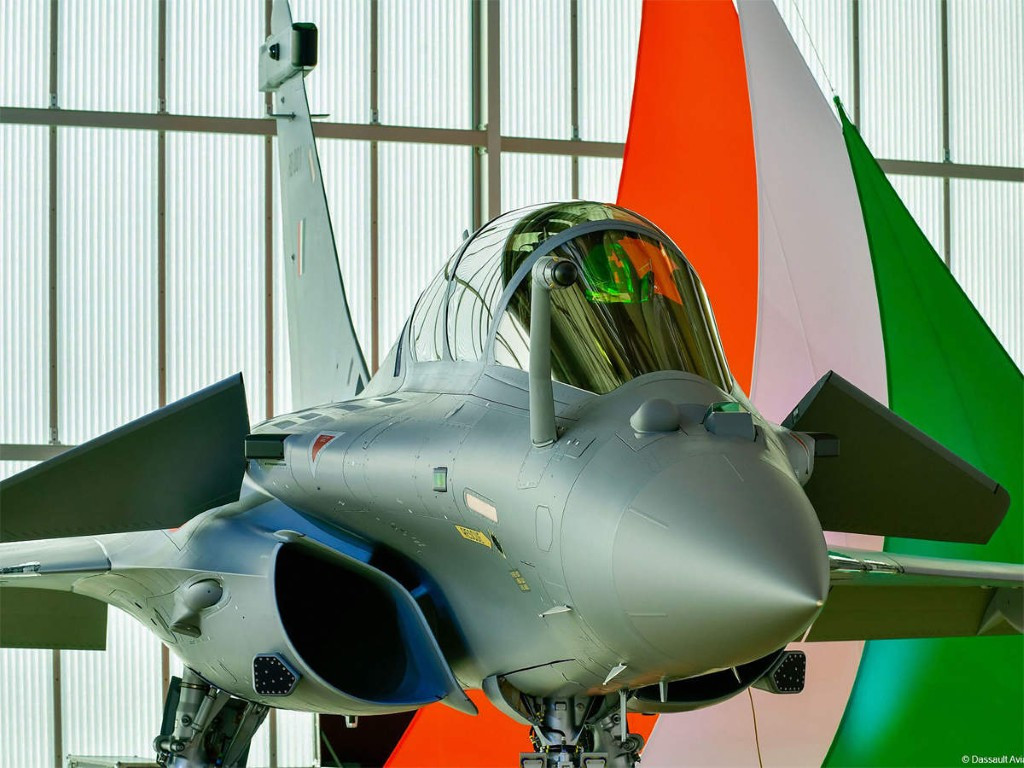 Thương vụ mua bán tiêm kích Rafale giữa Pháp và Ấn Độ, có trị giá lên tới 8,8 tỷ USD đang bị điều tra. Theo truyền thông Pháp, một loạt các quan chức chính phủ và các công ty, nhiều khả năng có liên quan tới bê bối này.