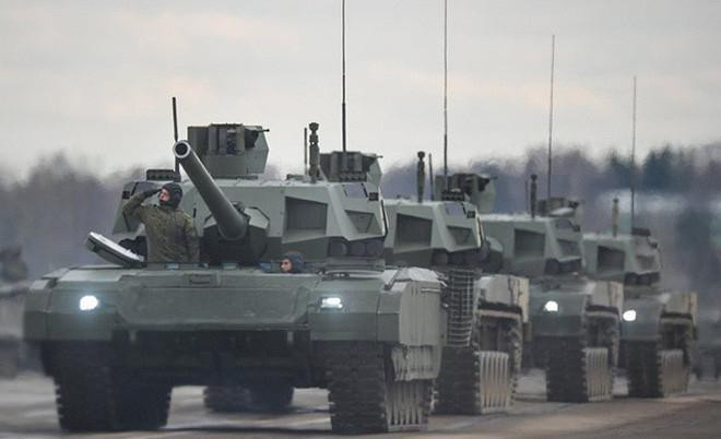 Không ít người cho rằng Nga phải bấm bụng sản xuất lô xe tăng T-14 Armata đầu tiên là để phô diễn và quảng bá cho sức mạnh quân đội cũng như xuất khẩu.