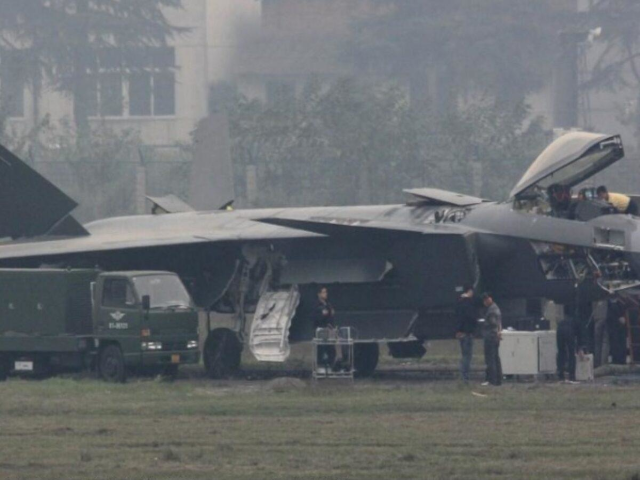 Cộng đồng quân sự thế giới còn ngạc nhiên hơn khi với những nỗ lực của mình, vào năm 2017, Trung Quốc đã đưa được máy bay chiến đấu thế hệ năm J-20 đầu tiên vào biên chế.