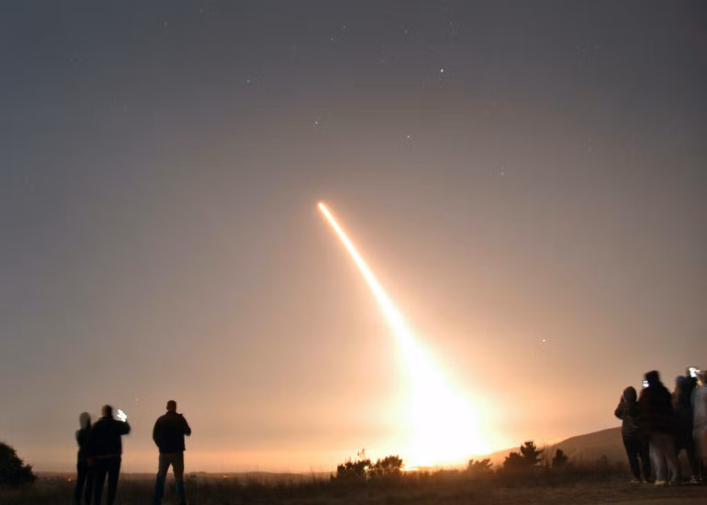 Thường tên lửa đạn đạo được chia ra hai loại, tên lửa đạn đạo tầm ngắn và tên lửa đạn đạo tầm xa (hay còn gọi là tên lửa đạn đạo liên lục địa). Trong khi tên lửa đạn đạo tầm ngắn có độ cao tối đa dưới bầu khí quyển, tên lửa đạn đạo tầm xa có thể vươn lên tới độ cao vũ trụ trước khi "rơi" trở lại mặt đất.