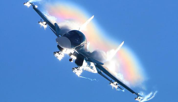 Su-34 được điều khiển bởi hai phi công ngồi song song với nhau. Đây là kiểu bố trí thường được sử dụng cho máy bay ném bom hạng nặng.