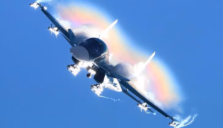 Su-34 được điều khiển bởi hai phi công ngồi song song với nhau. Đây là kiểu bố trí thường được sử dụng cho máy bay ném bom hạng nặng.
