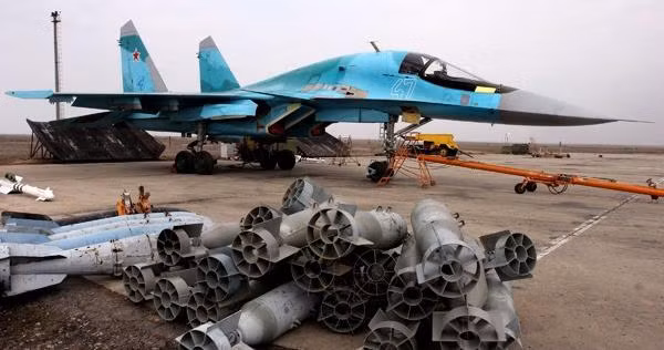 Máy bay tiêm kích Su-34 được thiết kế để trở thành trụ cột trong sức mạnh tấn công mặt đất của Không quân Nga. Fullback sẽ thay thế Su-24M trong vai trò máy bay chiến thuật.