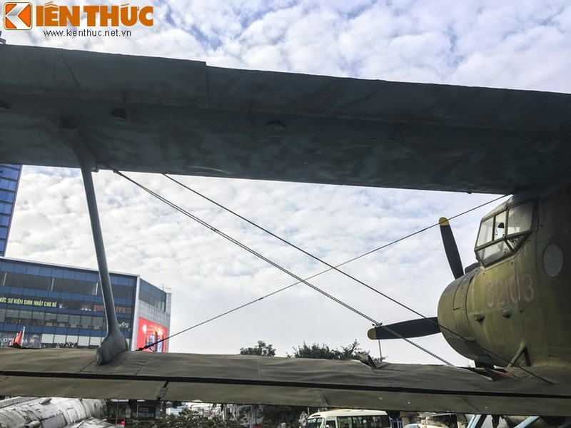 Thiết kế của An-2 cực kỳ đơn giản, nó có một động cơ cánh quạt trước mũi cùng với hai tầng cánh. Thiết kế hai tầng cánh cho phép An-2 có lực nâng rất lớn.