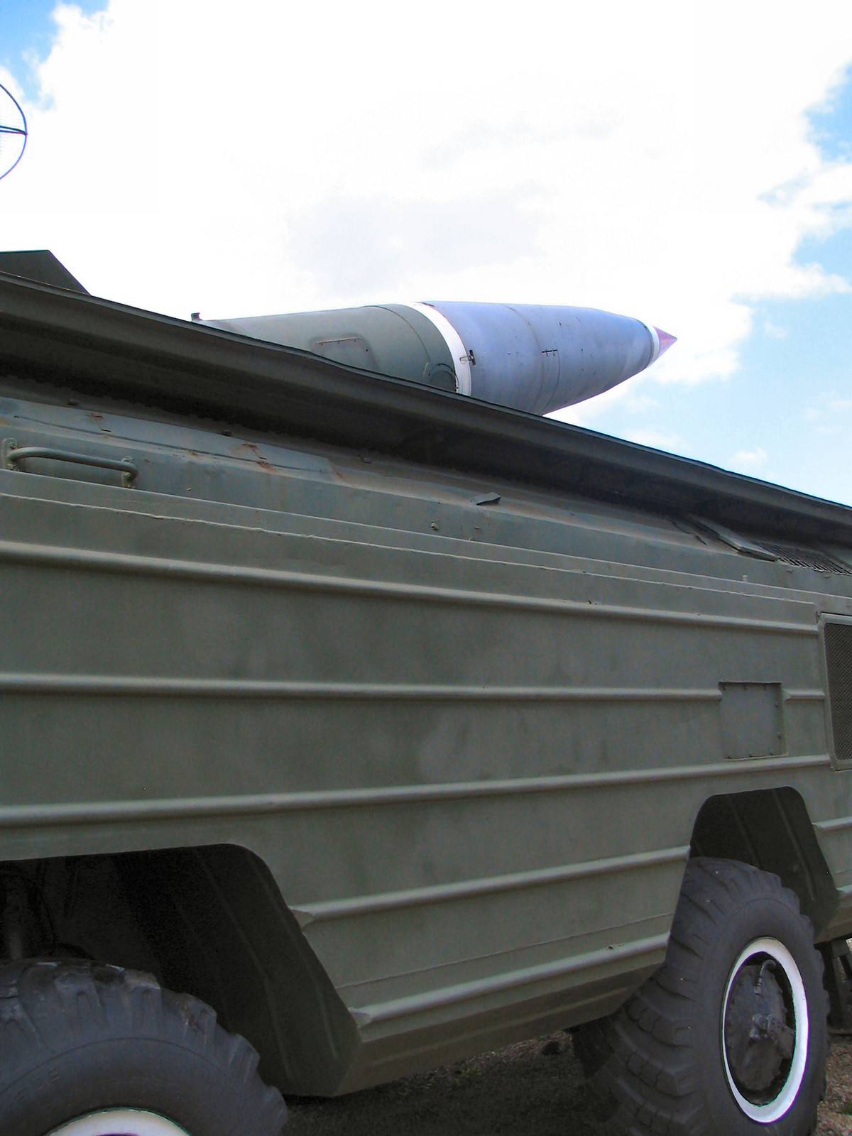 Các tên lửa đạn đạo chiến thuật Tochka sử dụng hệ thống dẫn đường quán tính, riêng tới phiên bản Tochka-P đã được trang bị thêm hệ thống dẫn đường bằng radar thụ động.